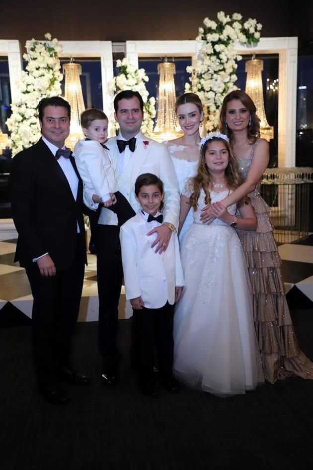 Enrique Martínez, Everardo Hiarmes Martínez con Leonardo Martínez Hiarmes, Paulina Gámez Hernández, Lilia Hiarmes de Martínez, Enrique Martínez Hiarmes y Lilia María Martínez Hiarmes