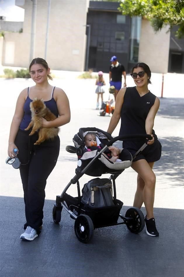 Larissa Loyo, Daniela Ramones y Tania Quiñones, con 'Toby'