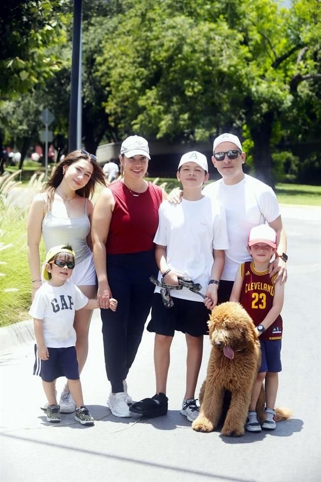 Sophie Molina, Sandy Salinas, Felipe Molina, Memo Molina, Berny Molina y Juan Pablo Molina, con 'Ruffo'