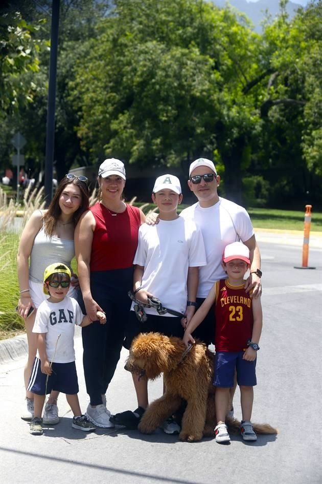 Sophie Molina, Sandy Salinas, Felipe Molina, Memo Molina, Berny Molina y Juan Pablo Molina con Ruffo