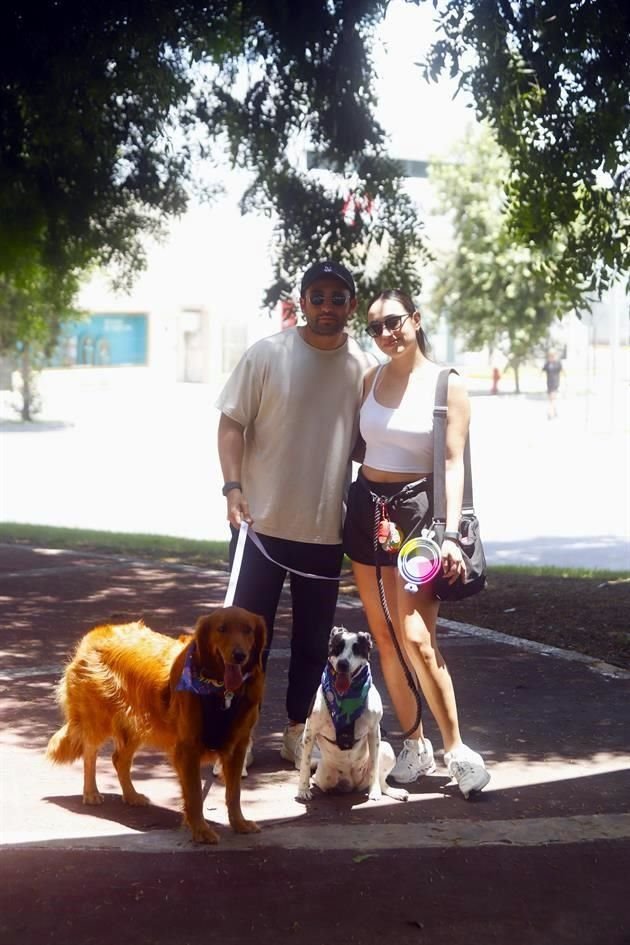 Sergio Hernández y Balbina Escobar, con 'Emma'y 'Lola