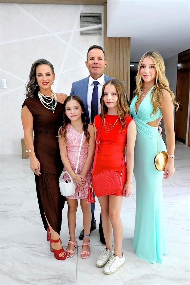Romina Zambrano de Márquez y Fernando Márquez con Isabel, Inés y María Pía Márquez Zambrano