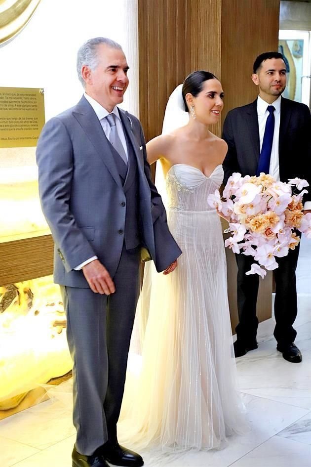 La novia entrando a la iglesia del brazo de su papá Jaime A. Chapa González