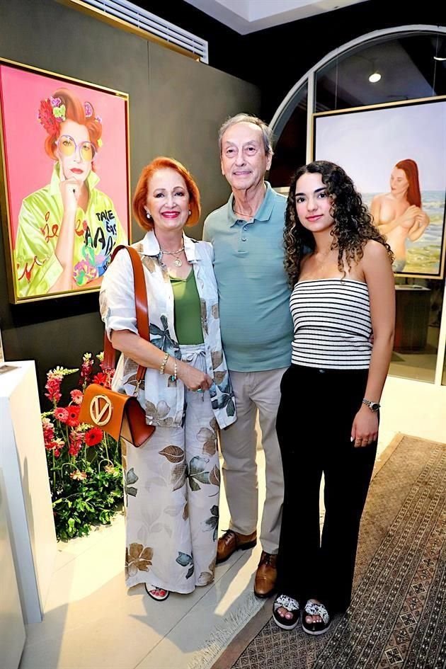 Gloria M. de Iglesias, Miguel Iglesias y Valentina Llarena Iglesias