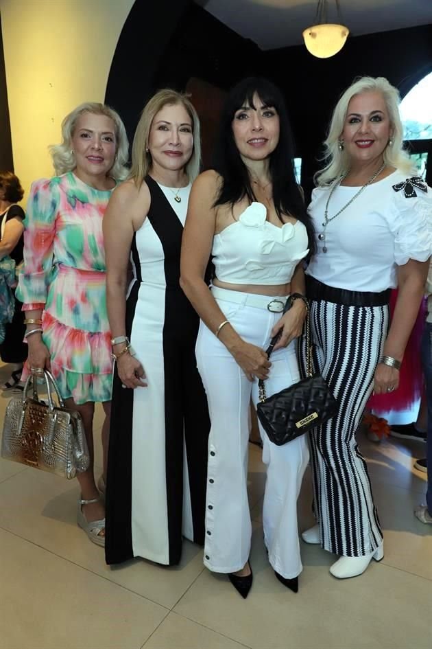 Karla Torres, Lorena Torres, Miriam Torres y María Eugenia Villarrreal