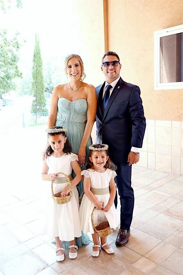 Catalina Bueno de Sánchez y Lalo Sánchez con Jimena y Sofía Sánchez Bueno<br>