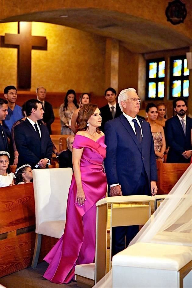 PAPÁS DE LA NOVIA. María Catalina Ruiz Velazco de Bueno y Guillermo Bueno Barrera