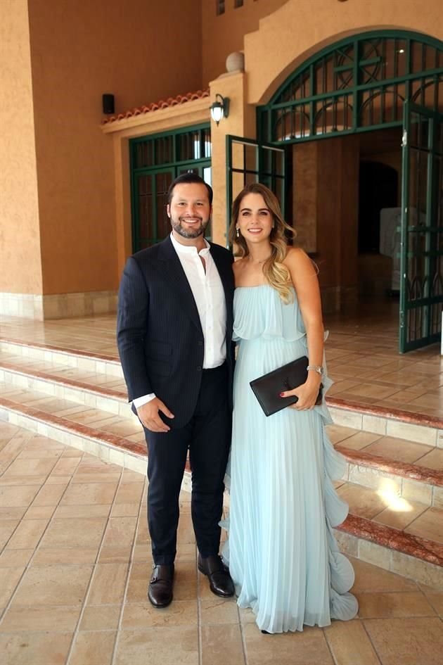Adrian Roel y Valeria Garza