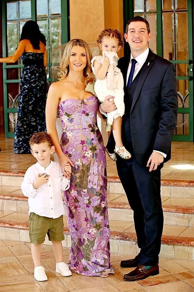 Luisa Inzunza de Bueno y Guillermo Bueno con sus hijos Guillermo y Fernanda Bueno