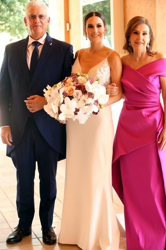 LA NOVIA CON SUS PAPÁS. Guillermo Bueno Barrera y María Catalina Ruiz Velazco de Bueno