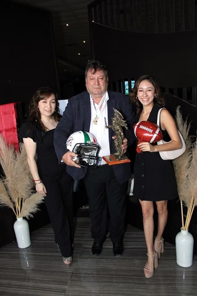 Pamela Martínez, Gerardo Francisco Martínez y Valeria Martínez