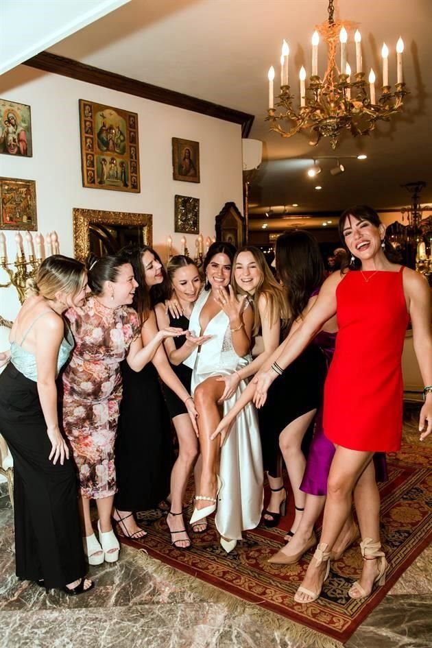 Karla Hinojosa, Mariel Zertuche, Melina Zertuche, Karen Garza Fuentes, Catalina Cavazos, Baby Quintanilla, Carolina Cruz y Ale Guerra