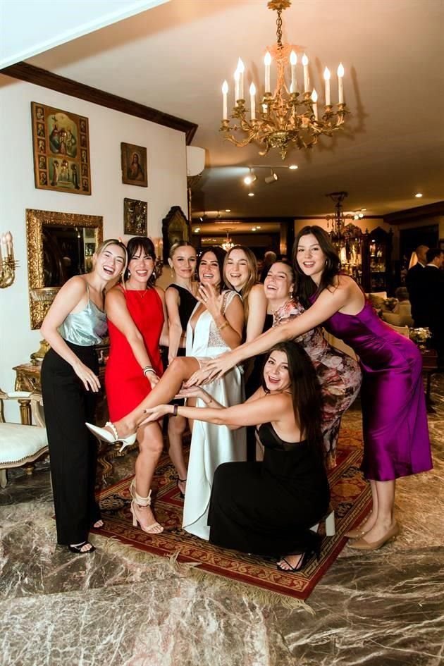 Karla Hinojosa, Ale Guerra, Karen Garza Fuentes, Catalina Cavazos, Baby Quintanilla, Mariel Zertuche, Carolina Cruz y Melina Zertuche