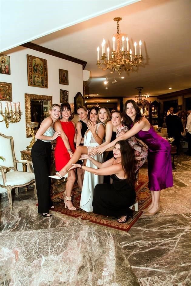 Karla Hinojosa, Ale Guerra, Karen Garza Fuentes, Catalina Cavazos, Baby Quintanilla, Mariel Zertuche, Carolina Cruz y Melina Zertuche