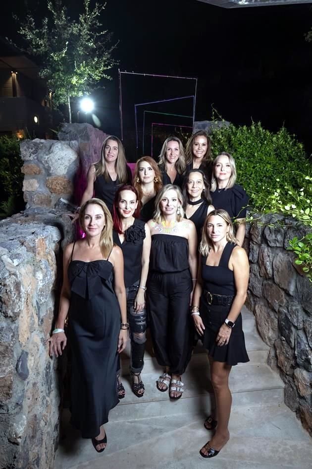 Atrás: Daniela De Llano, Anette Sánchez, Laura González y Adriana Zavala<br>En medio: Erika Rodríguez y Esperanza Garza Zambrano <br>Adelante: Alejandra Garza Caballero,  Mónica García, Marian Kuri y Dani