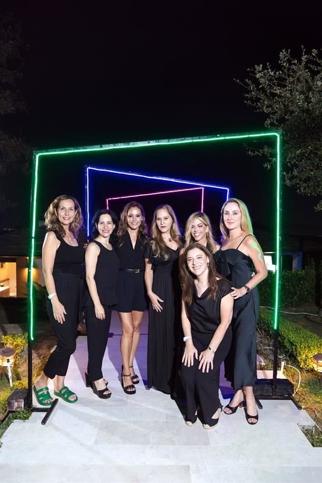 Julie Andonie, Lisset Turrent, Laura González, Sissy Lozano, Luciana Gil, Ale Garza Caballero y Terina Martínez