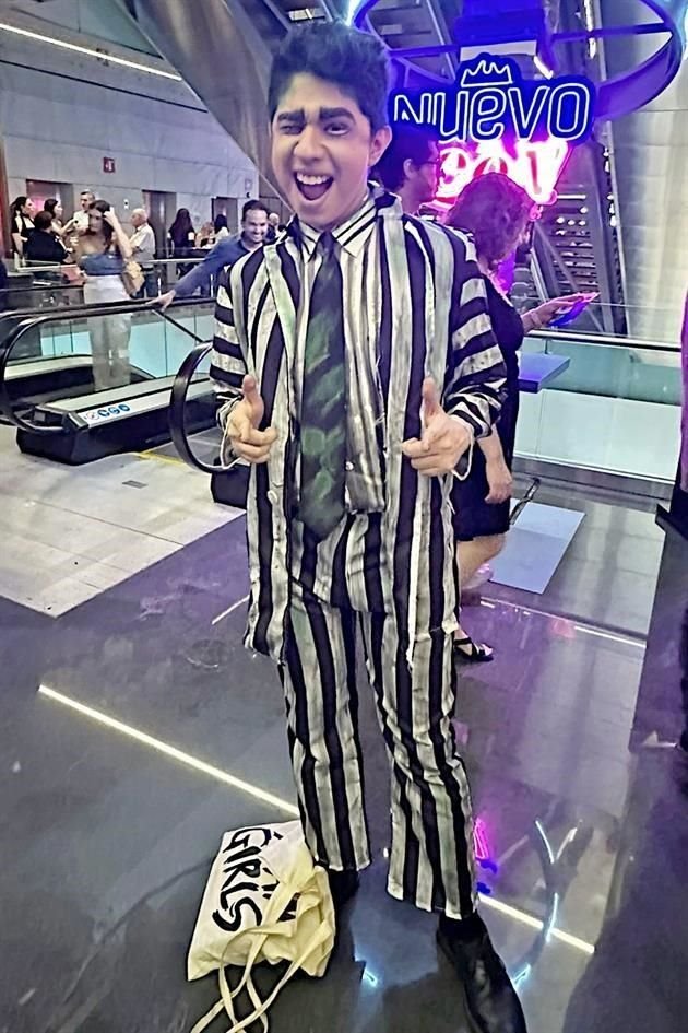 Jorge Hernández también se disfrazó de 'Beetlejuice'.