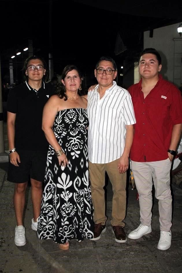 Ricardo Vega, Liz Cantú, Fernando Vega y Fer Vega
