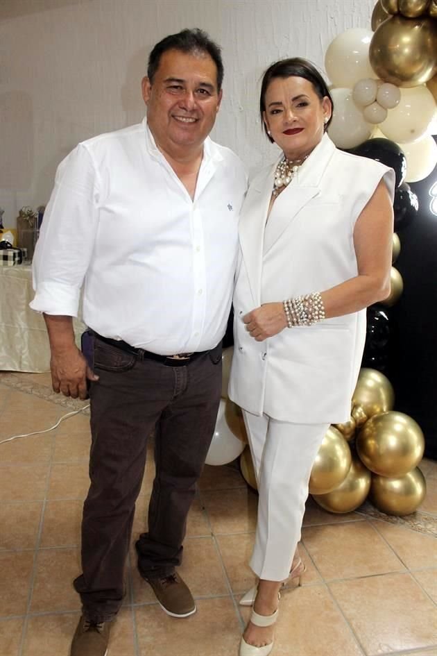 Javier Cervantes y Mary Cantú