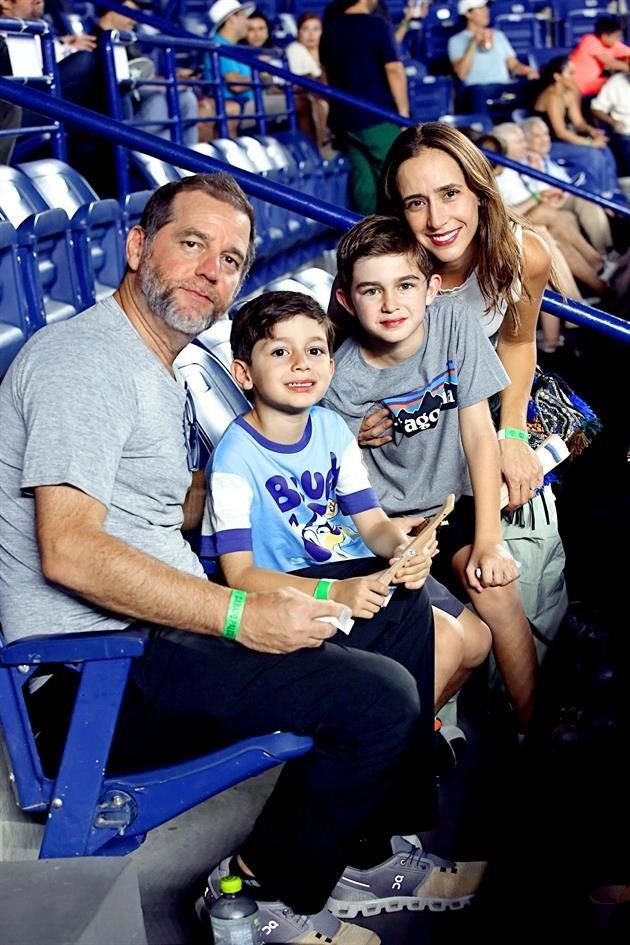 Federico Santos y Stephanie Schiemann de Santos, con sus hijos Alejandro y Fede Santos