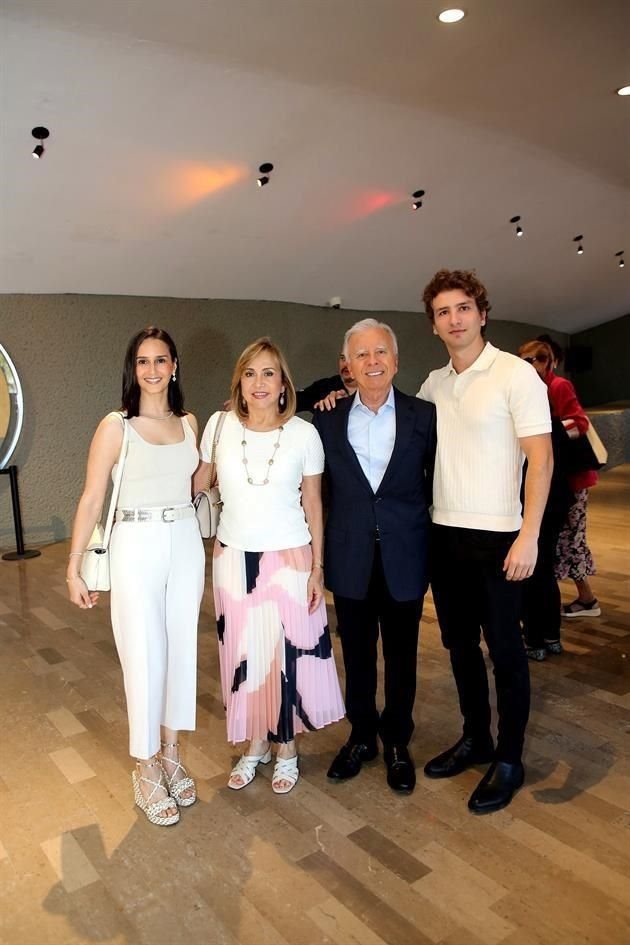 Gaby Beltrán de De la Garza, María Clariond de De la Garza, Óscar de la Garza y David Belden