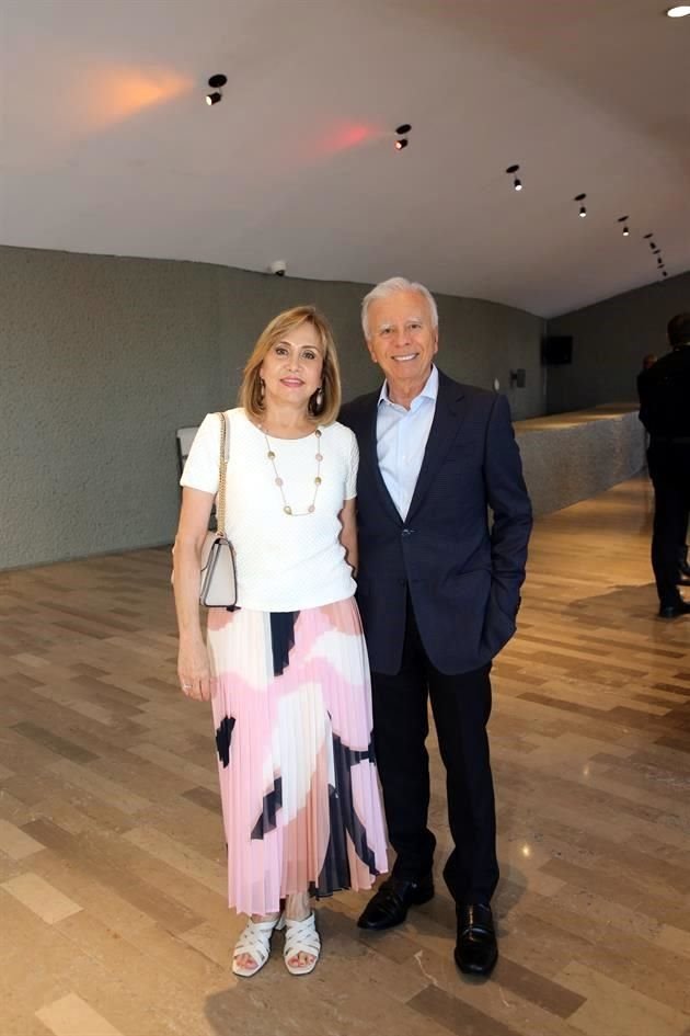 María Clariond de De la Garza y Óscar de la Garza