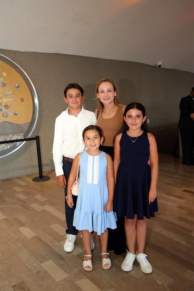 Mauricio Llaguno, Valeria Garza de Llaguno, Catalina Llaguno y Valeria Llaguno