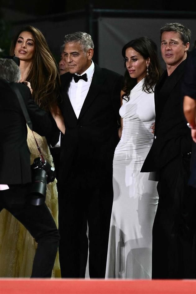 Como si se tratara de una cita doble, ambos famosos posaron junto a sus parejas en la alfombra roja.