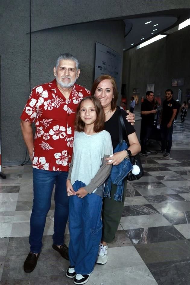 Antonio Lozano, Renata Caballero y Nelly Caballero