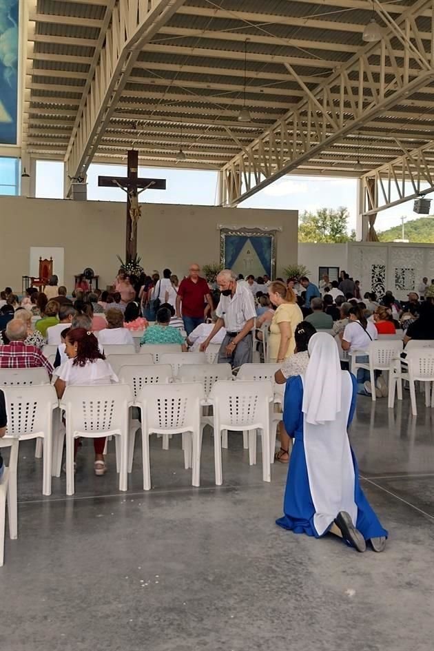 El día 8 de cada mes se realizan tres misas para atender a los feligreses.