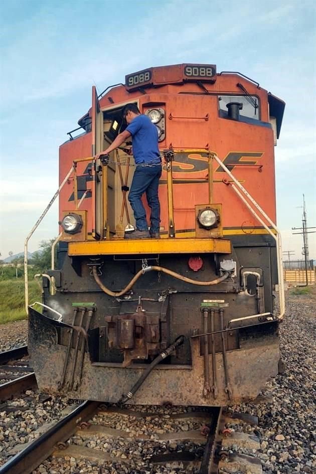 Al lugar acudieron paramédicos de Protección Civil municipal, quienes encontraron al ahora occiso acostado boca arriba debajo dela locomotora.