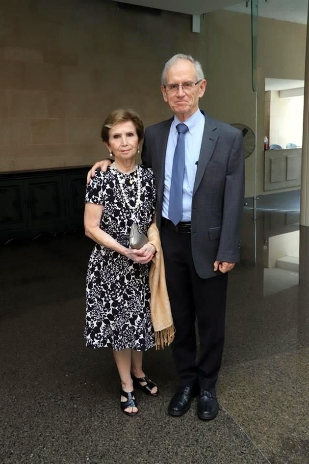 Nola Elizondo de Mijares y Carlos Mijares