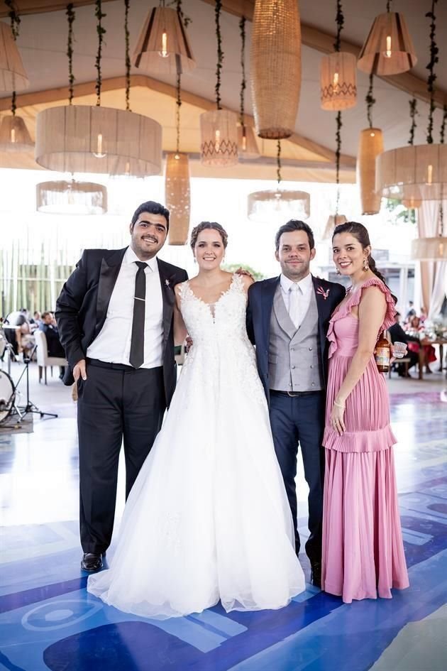 Andrés Maldonado, los novios y María Fernanda Hinojosa