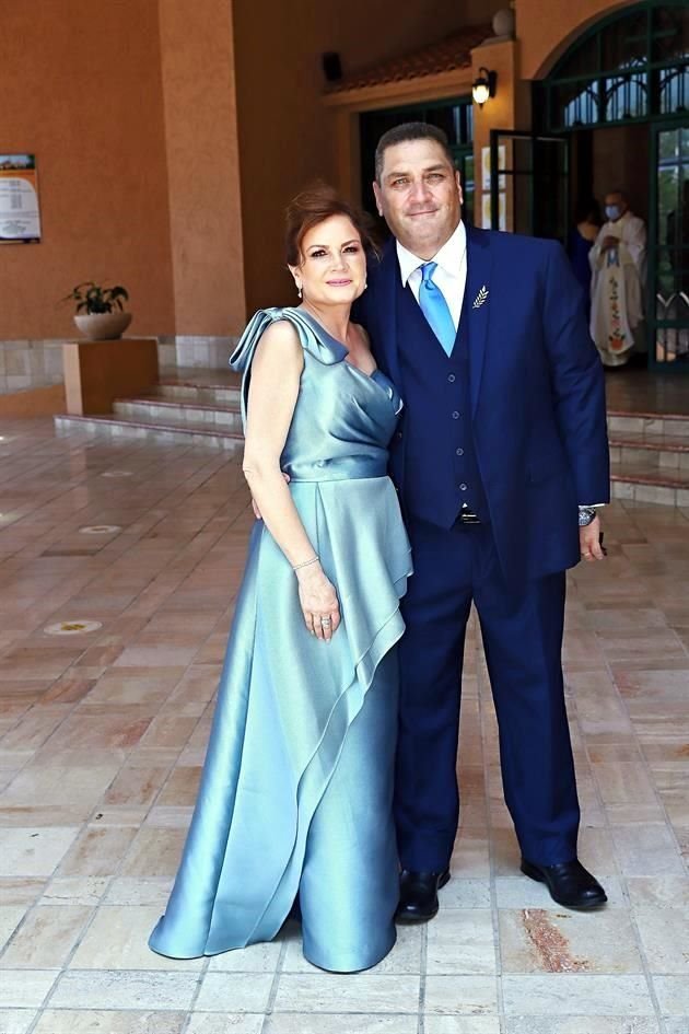 Marcela Benavides de García y Alonso García Lazcano, papás de la novia