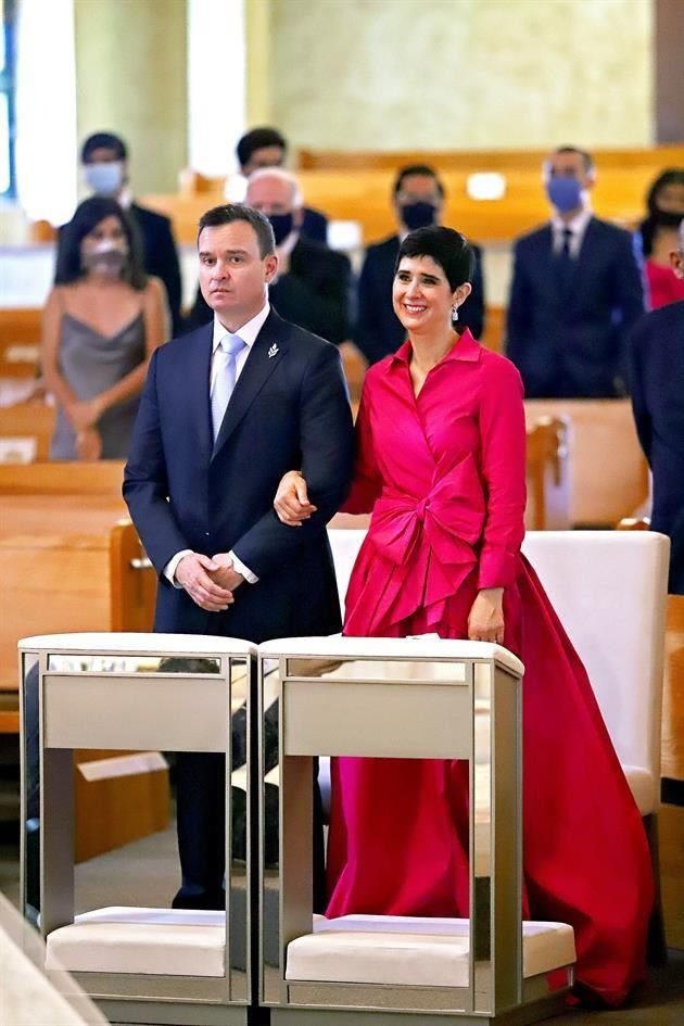 Enrique Castillón Gómez y Mónica Guerra de Castillón, papás del novio<br>