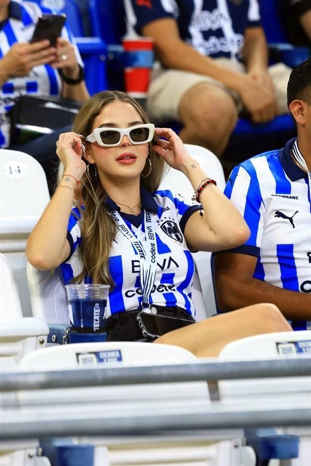 Esta bella aficionada engalanó las tribunas del estadio del Monterrey.