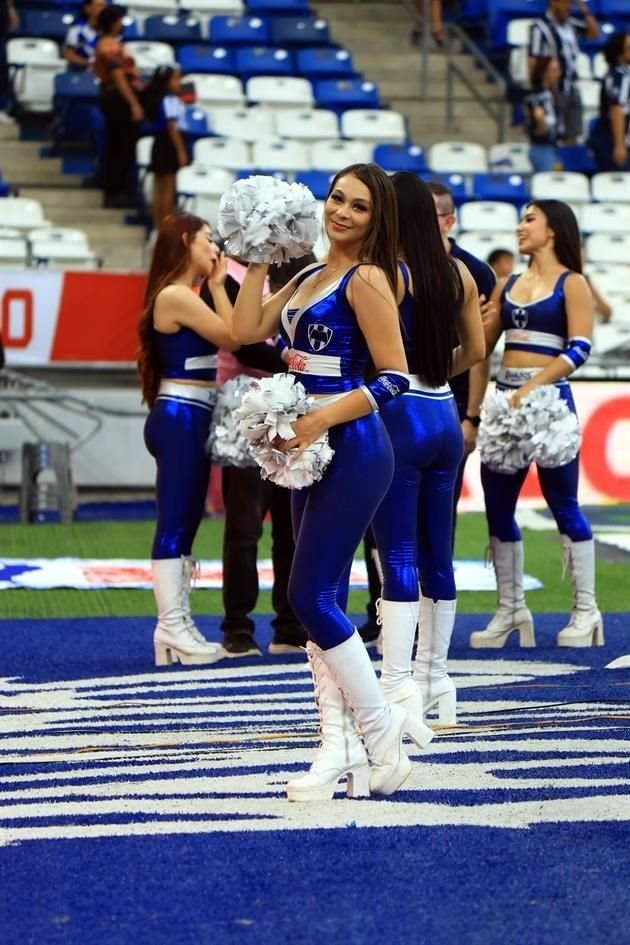 Las bellas animadoras de Rayados estuvieron presentes en el estadio.