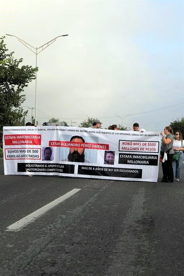 Los afectados por la empresa Creare Residences bloquearon de manera intermitente la Carretera Nacional, en Santiago