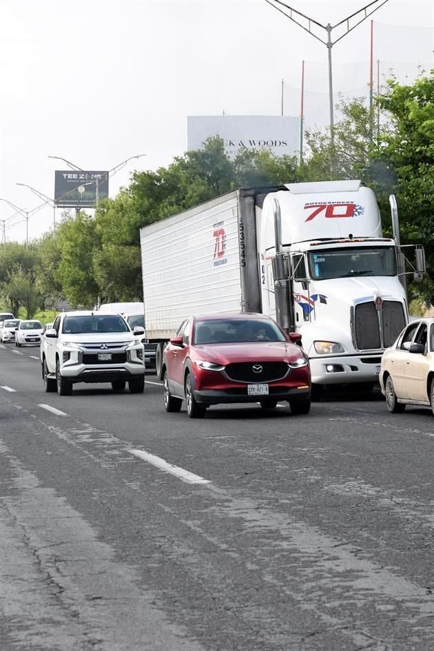 Los afectados por la empresa Creare Residences bloquearon de manera intermitente la Carretera Nacional, en Santiago