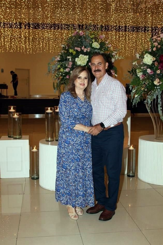 Aradio Zambrano y Amparo Morales de Zambrano, hijo de la festejada