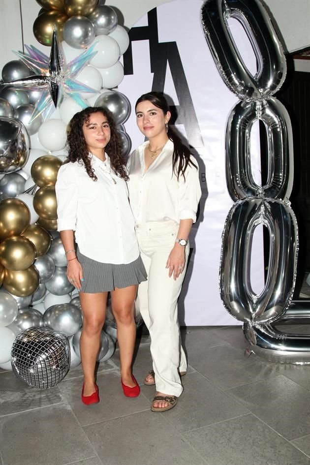 Dana González y Valery González, hijas de la festejada