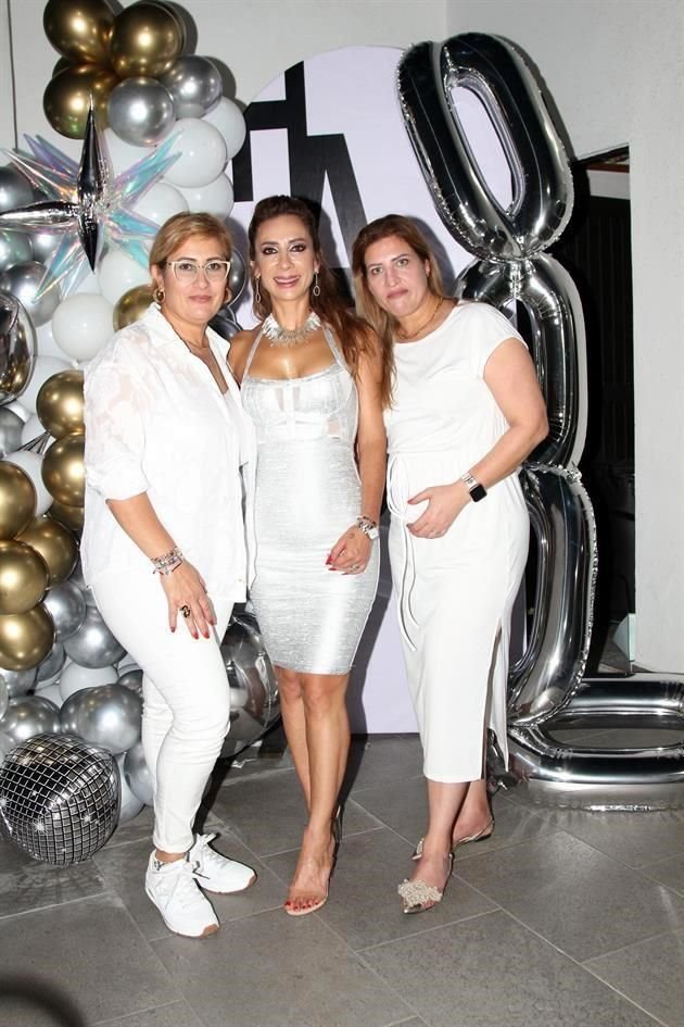 Adriana Garza, Belinda Garza Arizpe y Anabell Garza, hermanas de la festejada