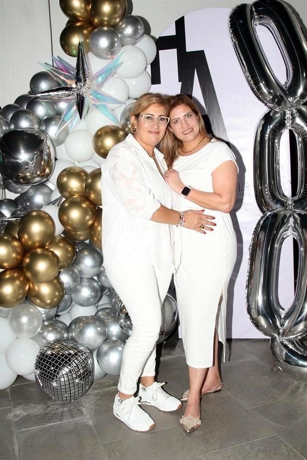 Adriana Garza y Anabell Garza, hermanas de la festejada