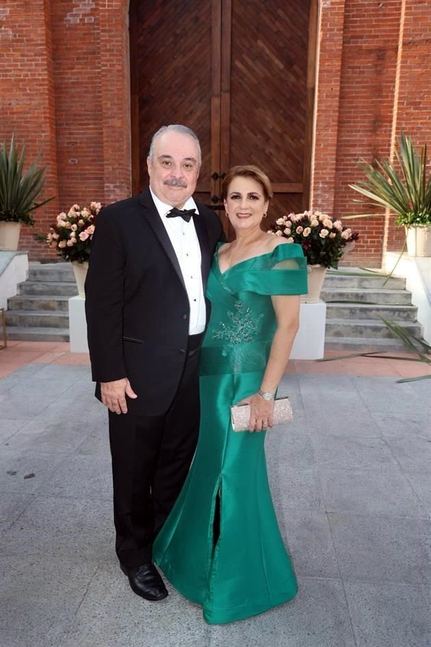 Carlos Efrén Delgadillo y María Elena Chapa