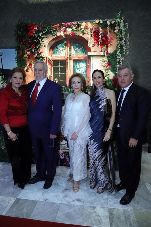 Liz Garza de Milmo, Alberto Milmo, Yolanda Santos de Garza, Yolanda Garza de González y Armando González