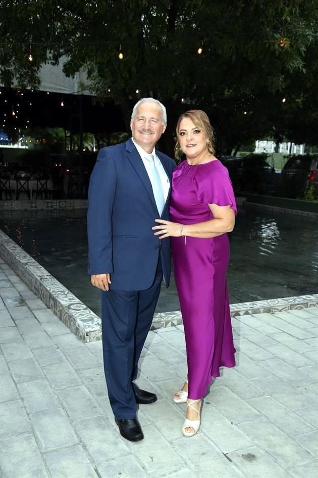 Jorge Garza y Laura Sánchez de Garza