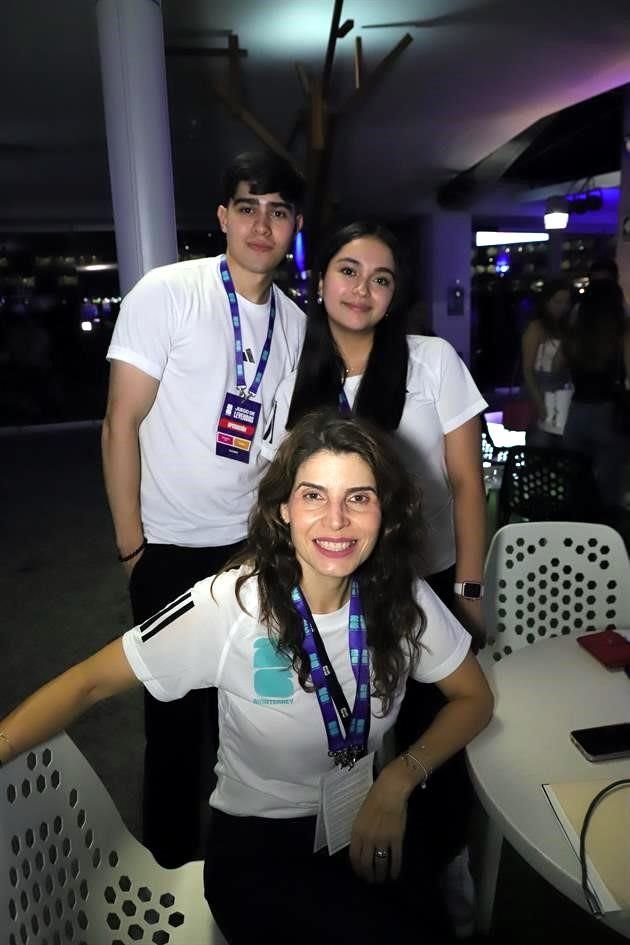 Héctor Santos, Carolina Treviño y Maru Pérez de Luque