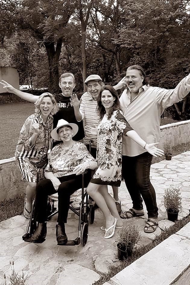 CON SU FAMILIA. Rodolfo Javier Lozano Salazar junto a su esposa Cristy Villarreal de Lozano y sus hijos Katia, Mauricio, Cristina y Javier
