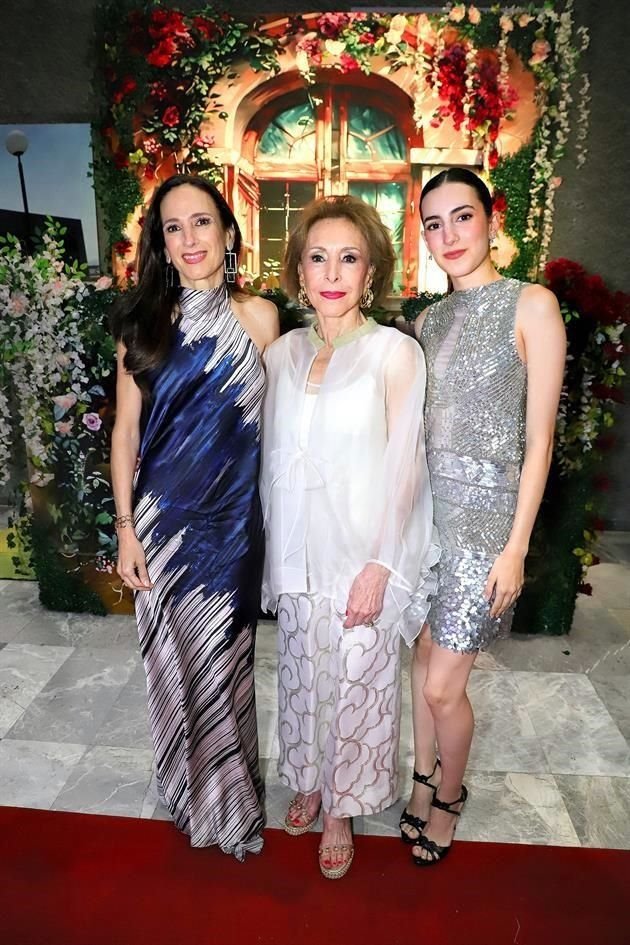 Yolanda Garza de González, Yolanda Santos de Hoyos y Mariana González Garza