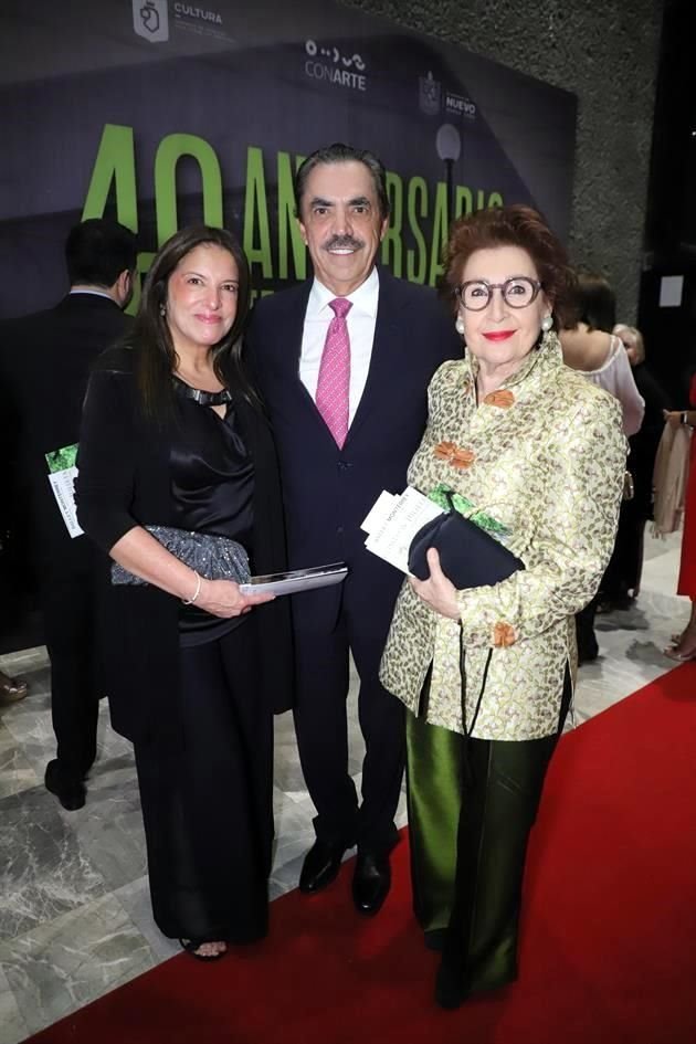Rebeca Lobeira de González, Javier González Parás y Emma Molina